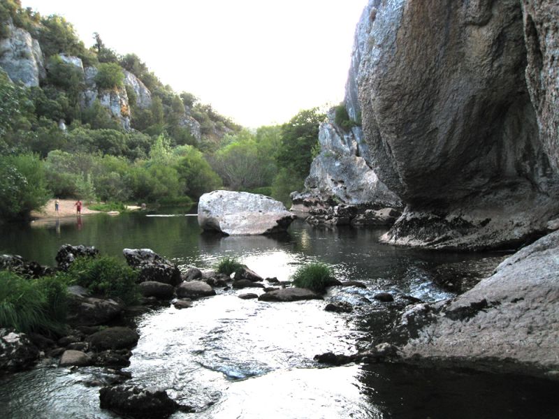 Paraje donde esta la fuente, en la roca de la derecha.