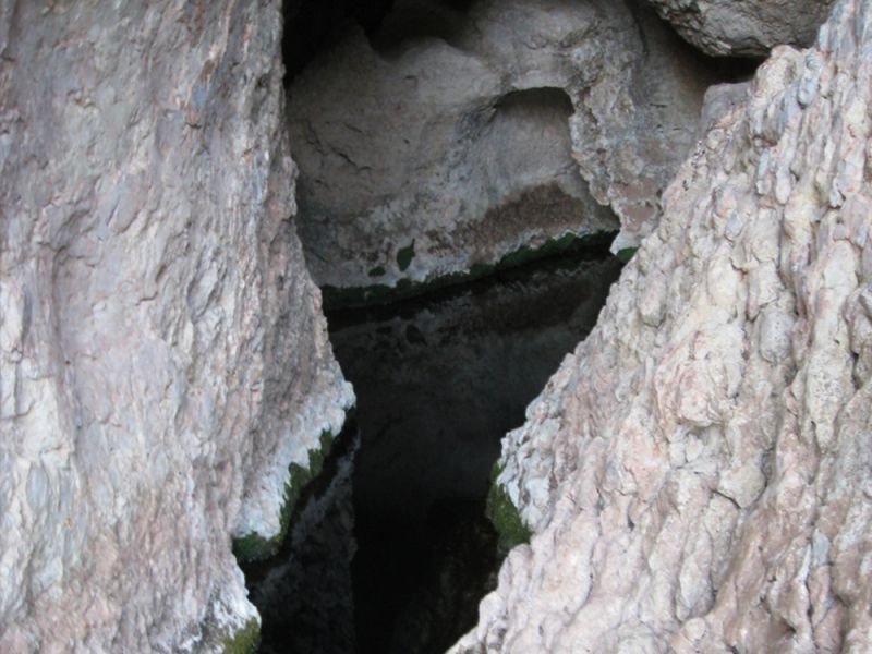 El hueco de donde mana la fuente azul.